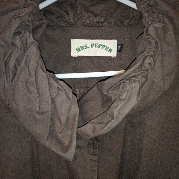 #33 Med-length autumn coat with hood and waist belt - Picture 3 of 5